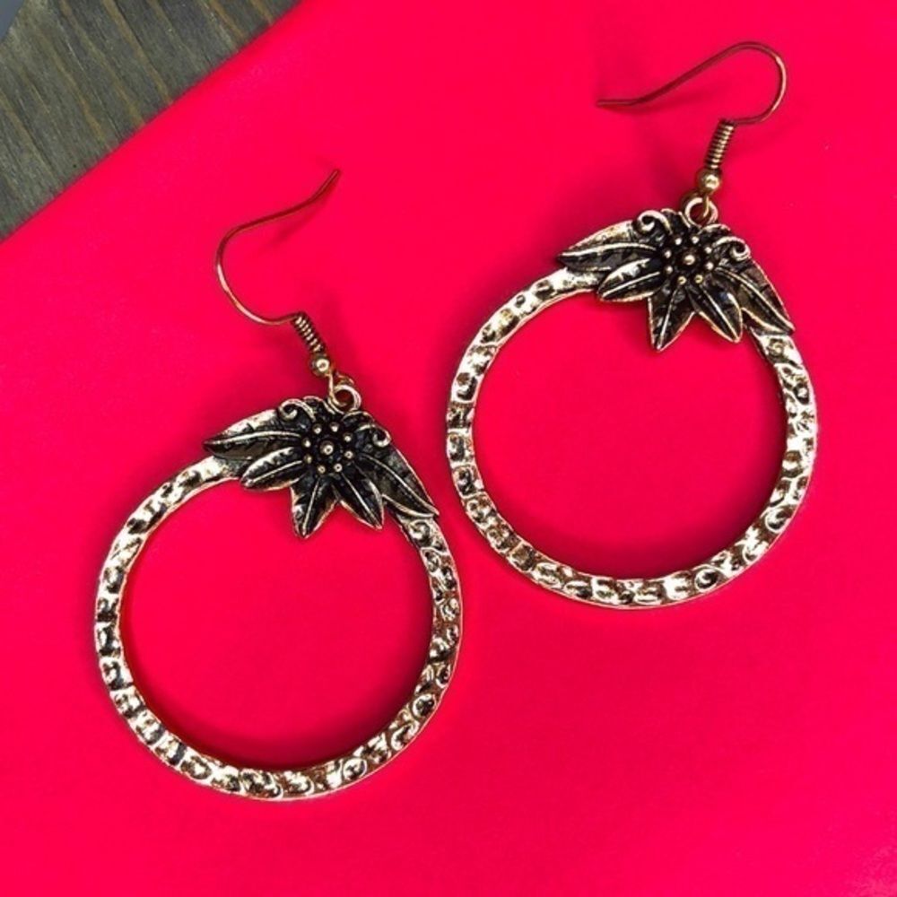 Hammered Earrings with Flowet